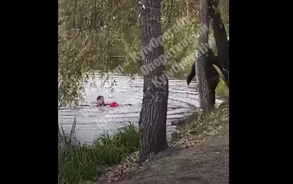 В Киеве мужчина спас упавшую в воду девочку 