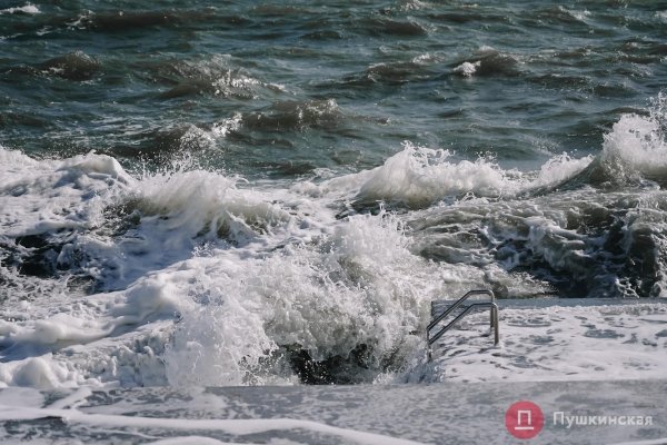 Взволнованное море под ярким солнцем: как побережье Одессы встретило первый шторм. Фоторепортаж