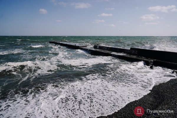 Взволнованное море под ярким солнцем: как побережье Одессы встретило первый шторм. Фоторепортаж
