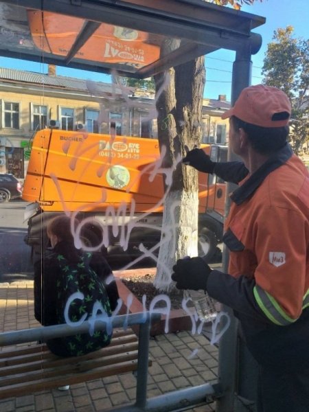 Вандалы изуродовали сотню одесских остановок за год 