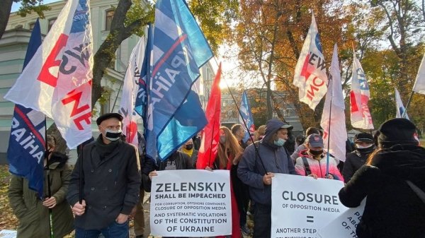 
                                                                        Журналисты незаконно закрытых СМИ провели масштабную акцию с целью привлечь внимание гостей саммита Украина – ЕС к нарушению свободы слова
                                                                                                                                                                                                                    