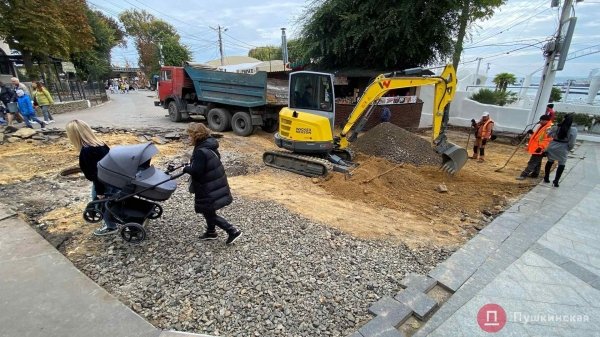 В левой части Аркадии стартовал масштабный ремонт тротуаров: кто платит и когда закончат. Фото