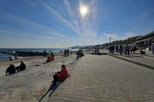 В Одессе снова лето: отдыхающие заполонили пляж "Ланжерон"