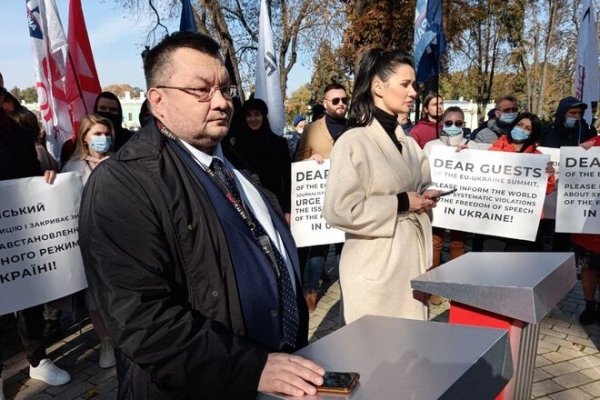 
                                                                        Журналисты незаконно закрытых СМИ провели масштабную акцию с целью привлечь внимание гостей саммита Украина – ЕС к нарушению свободы слова
                                                                                                                                                                                                                    