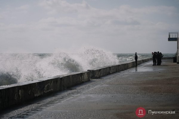 Взволнованное море под ярким солнцем: как побережье Одессы встретило первый шторм. Фоторепортаж