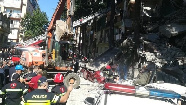 Незаконный ремонт: обвал жилого дома в Батуми убил по крайней мере пятерых