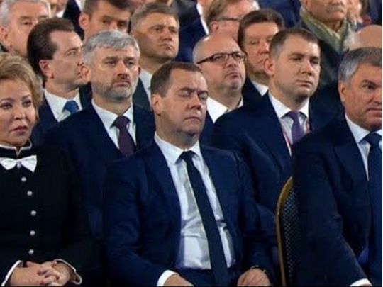 «Чекатимемо «керівництва при здоровому глузді»: Медведєв слідом за Путіним написав статтю про Україну