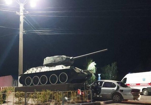 Под Одессой водитель легковушки врезался в танк и погиб: видео момента аварии