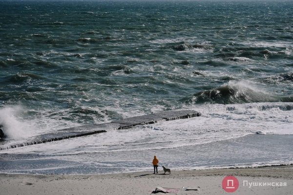 Взволнованное море под ярким солнцем: как побережье Одессы встретило первый шторм. Фоторепортаж