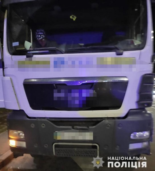 В Киеве пьяный водитель грузовика снес двух человек