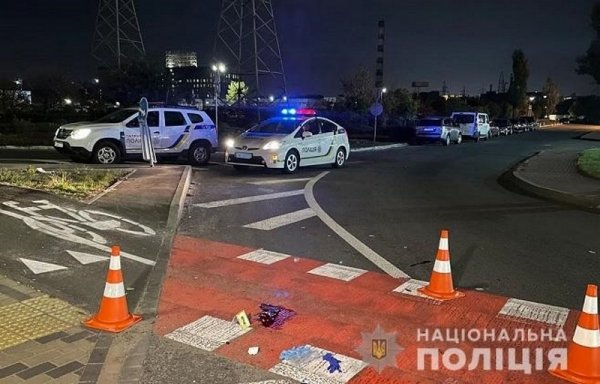 В Киеве пьяный водитель грузовика снес двух человек
