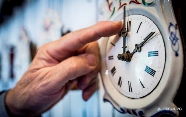 В Украине стрелки часов перевели на час назад