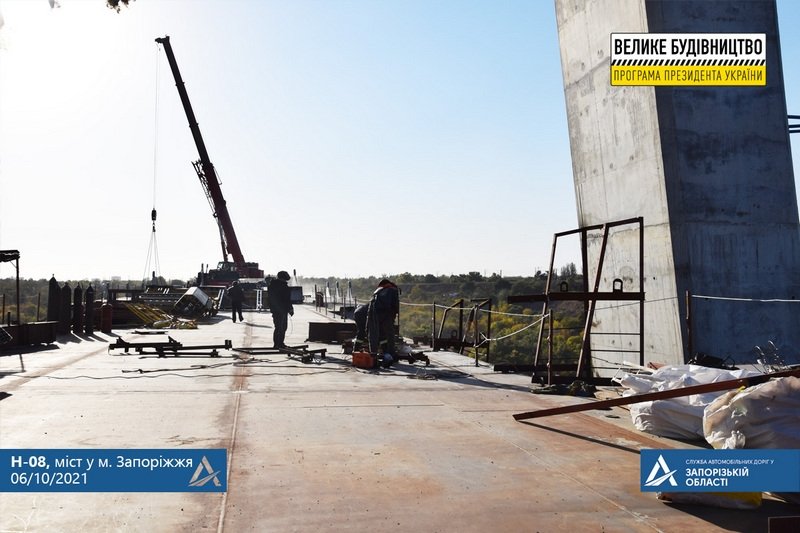 «Велике будівництво» Зеленського завершить зведення вантового мосту у Запоріжжі до кінця року