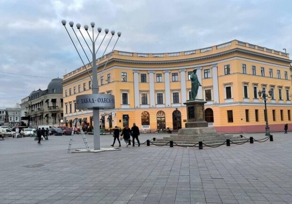 В Одессе установили огромный девятисвечник
