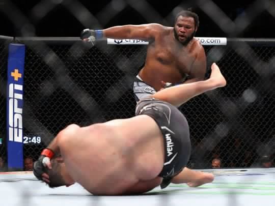 120-кілограмовий товстун виграв бій у UFC після ефектної «вертушки»: відео нокауту