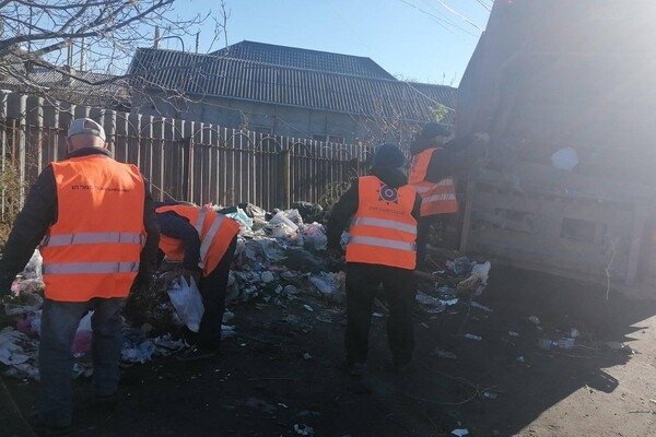 До урны не донесли: одесситы превратили конечную троллейбуса в мусорную свалку