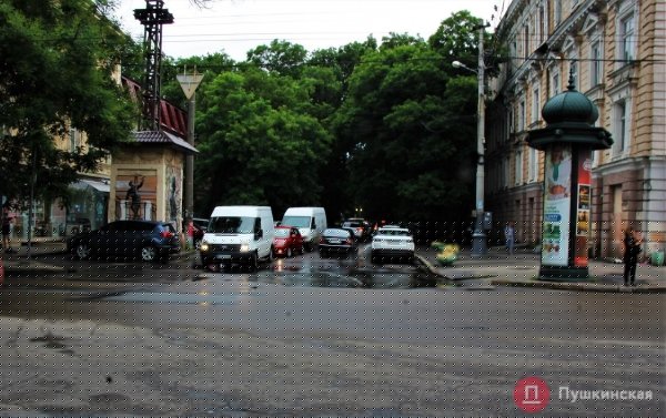 Сделают «по-багатому»: тротуар в центре Одессы отремонтируют гранитной плиткой и аутентичной брусчаткой