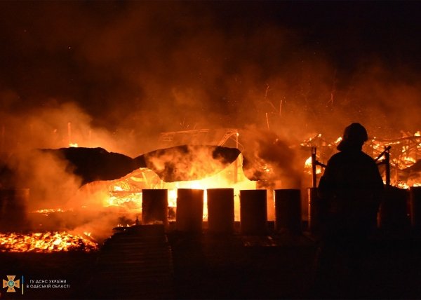 Ночью в Одессе сгорел ночной клуб на пляже: фото пожара и его последствий