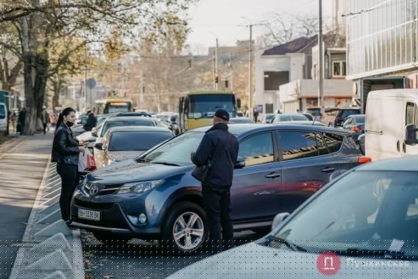 Бой «елочке»: на обновленной улице Черняховского уже штрафуют за неправильную парковку. Фото