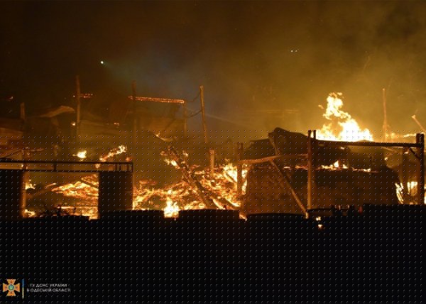 Ночью в Одессе сгорел ночной клуб на пляже: фото пожара и его последствий