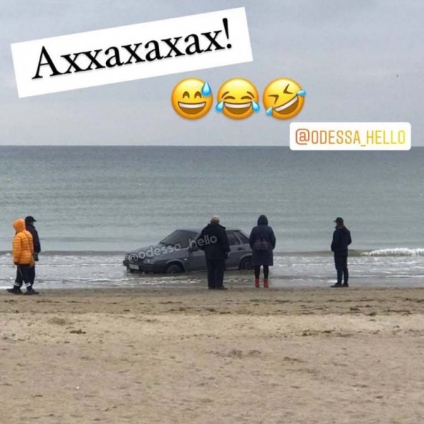 Легковушка заехала в море в районе Лузановки и застряла 