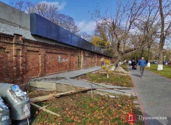 Историческую ограду больницы на Слободке «украсили» магазинами: в мэрии утверждают — все по закону