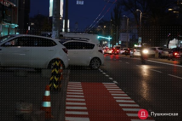 Как улица Черняховского выглядит после ремонта: велосипеды, новая разметка и светодиоды. Фоторепортаж