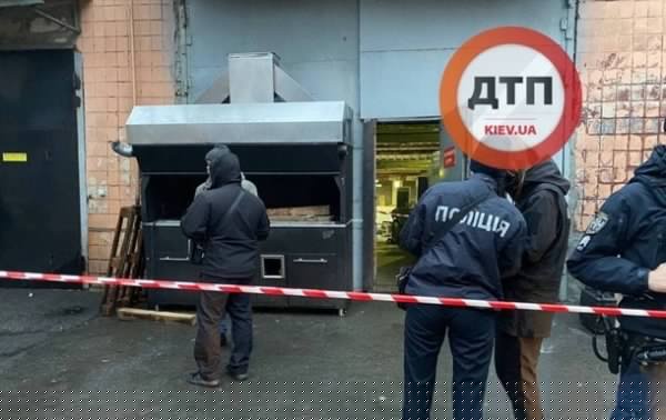 В Киеве на мебельном предприятии станком убило двух рабочих. 18+