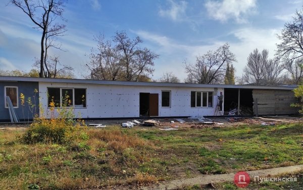 Историческую ограду больницы на Слободке «украсили» магазинами: в мэрии утверждают — все по закону