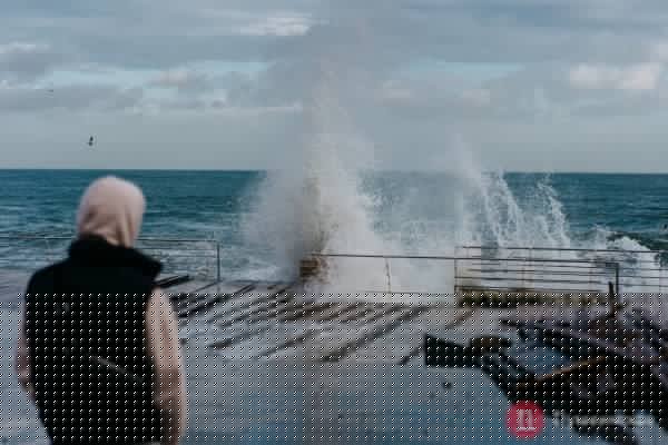 Час весны в конце осени: легкий шторм и теплынь на одесском побережье. Фоторепортаж