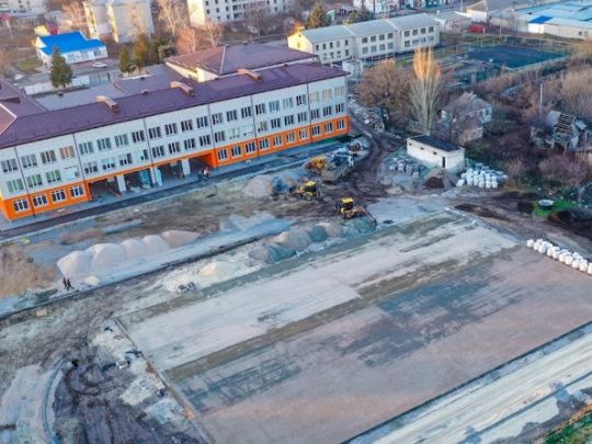 Було занедбане поле — стане новий стадіон: як за програмою Зеленського будують спортарену у селищі на Дніпропетровщині