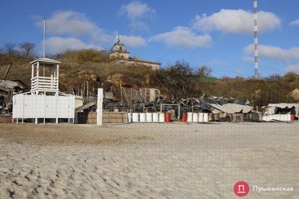 Ночью в Одессе сгорел ночной клуб на пляже: фото пожара и его последствий