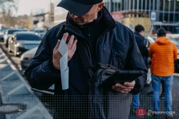 Бой «елочке»: на обновленной улице Черняховского уже штрафуют за неправильную парковку. Фото