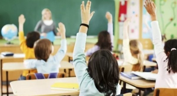 Невакцинированных учителей отстранили: вернутся ли школьники за парты