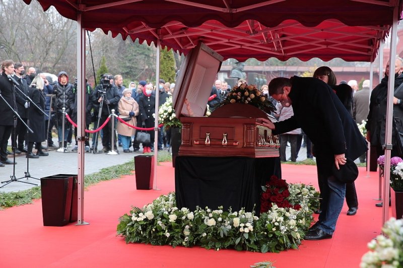 Невтішну вдову тримали за руки: на похорон диктора Ігоря Кириллова не приїхали його дочка та онуки
