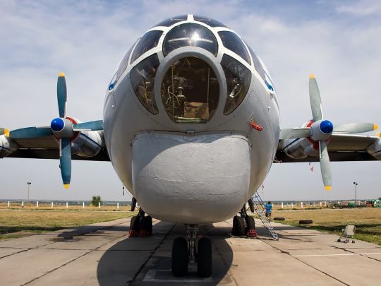 У Росії літак Ан-12 зазнав аварії під час заходу на посадку під Іркутськом: є жертви