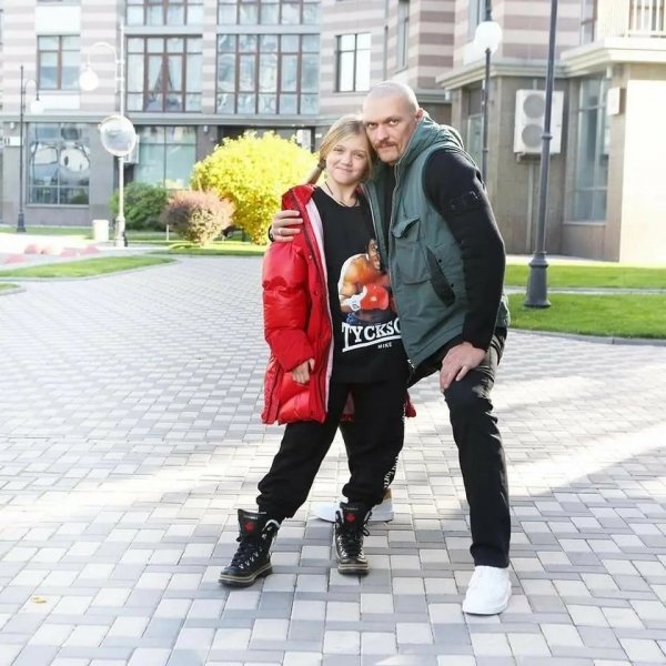 Уся в тата: Усик показав дочку, що подорослішала, та провів із нею дуель поглядів