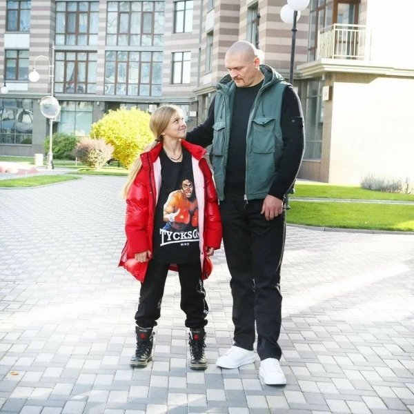 Уся в тата: Усик показав дочку, що подорослішала, та провів із нею дуель поглядів