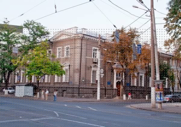 На памятник архитектуры в Одессе "уронили" столб: момент попал на видео