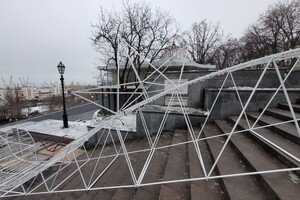 Парусник и дельфины: на Приморском бульваре появились новые инсталляции