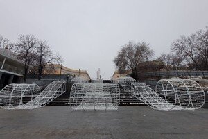 Парусник и дельфины: на Приморском бульваре появились новые инсталляции