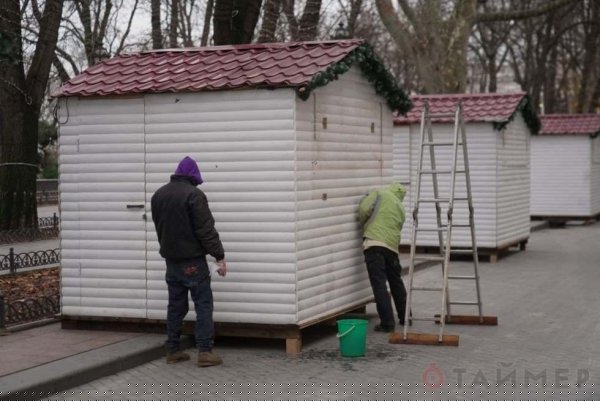 Это на Новый год: Приморский бульвар заставили ларьками 