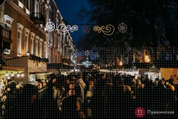 В Одессе зажгли главную елку города: с песнями, танцами и Святыми Николаями на байках. Фото