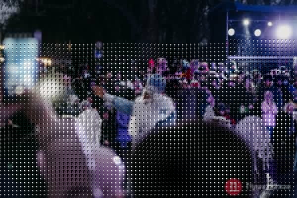 В Одессе зажгли главную елку города: с песнями, танцами и Святыми Николаями на байках. Фото