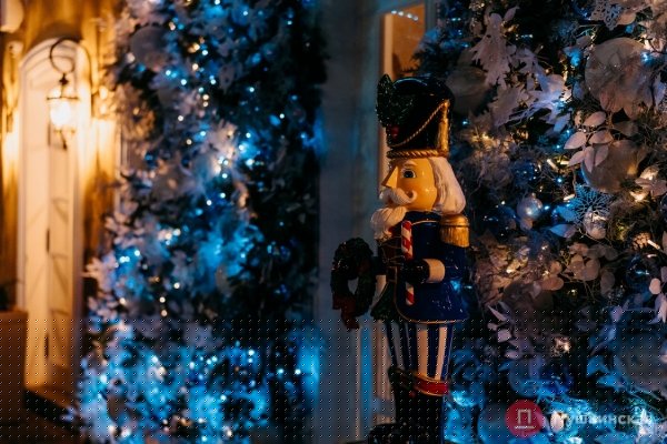 Большая прогулка по предновогодней Одессе: как город нарядился к праздникам. Фоторепортаж