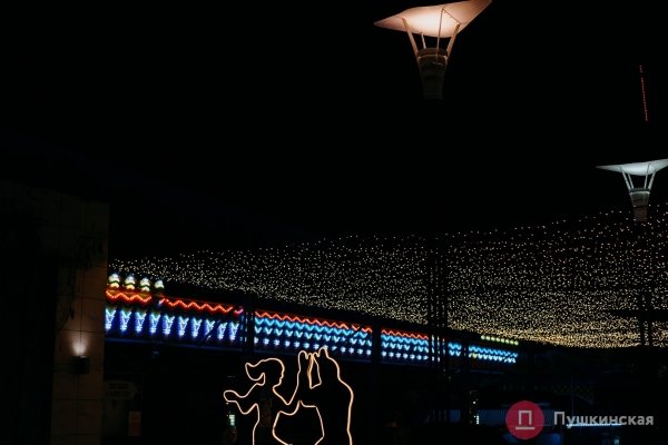 Большая прогулка по предновогодней Одессе: как город нарядился к праздникам. Фоторепортаж