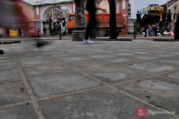 Первая в Одессе «венская» остановка и дымящийся асфальт: как идет ремонт улицы Преображенской. Фото