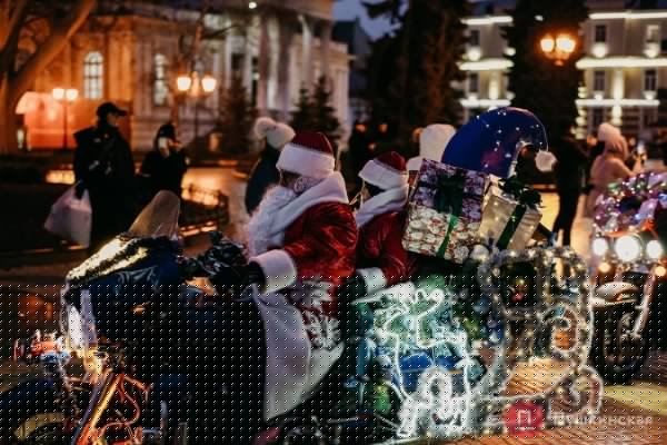 В Одессе зажгли главную елку города: с песнями, танцами и Святыми Николаями на байках. Фото