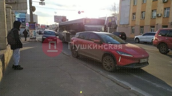 На Среднефонтанской не разминулись сразу 3 маршрутки: улицу пока лучше объезжать. Фото