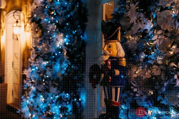 Большая прогулка по предновогодней Одессе: как город нарядился к праздникам. Фоторепортаж